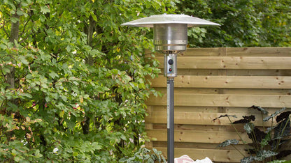 Grijze Sur piede Sargas gas chauffage de terrasse met 14000 Watt in een tuin voor gezellige sfeer