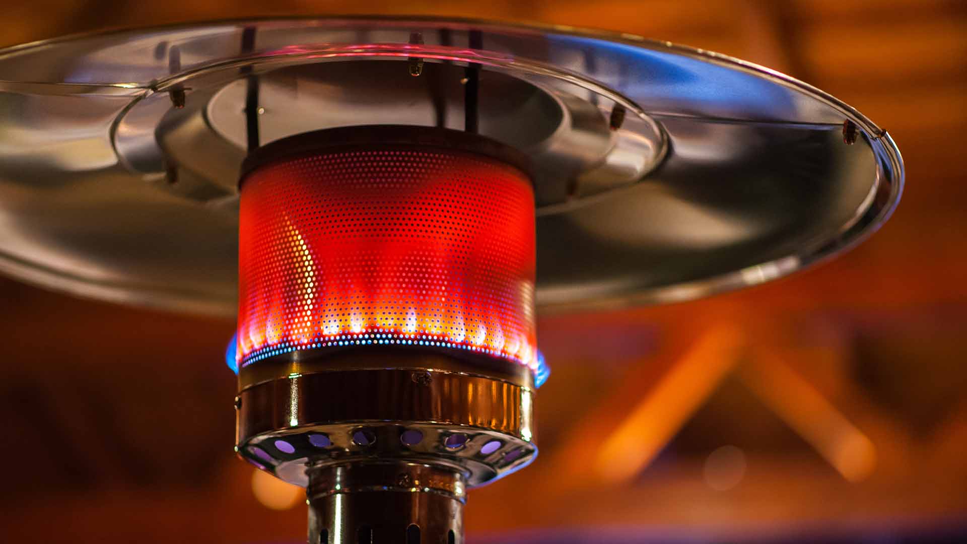Grijze Sur piede Sargas gas chauffage de terrasse met 14000 Watt op een veranda